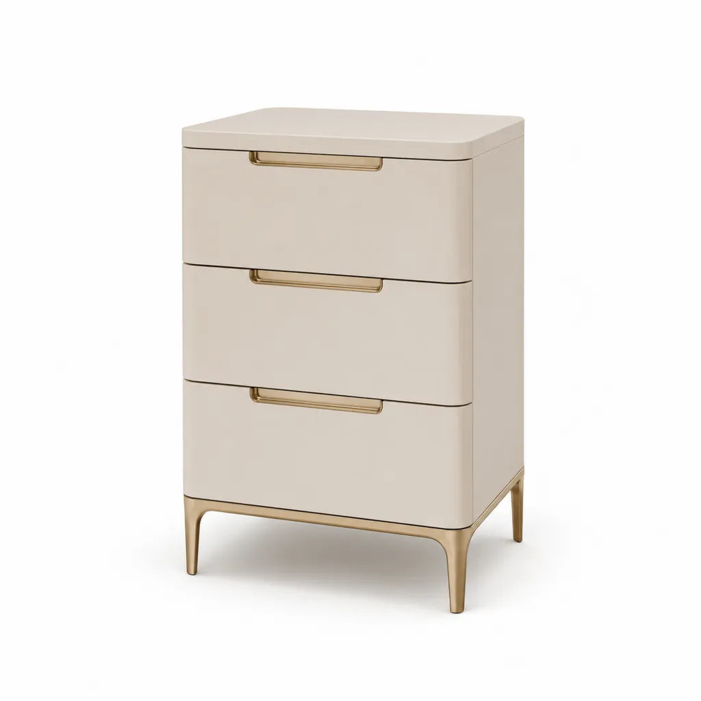 Comodino 3 cassetti rettangolare in MDF laccato crema con gambe in acciaio dorato 60 x 40 x 70 cm